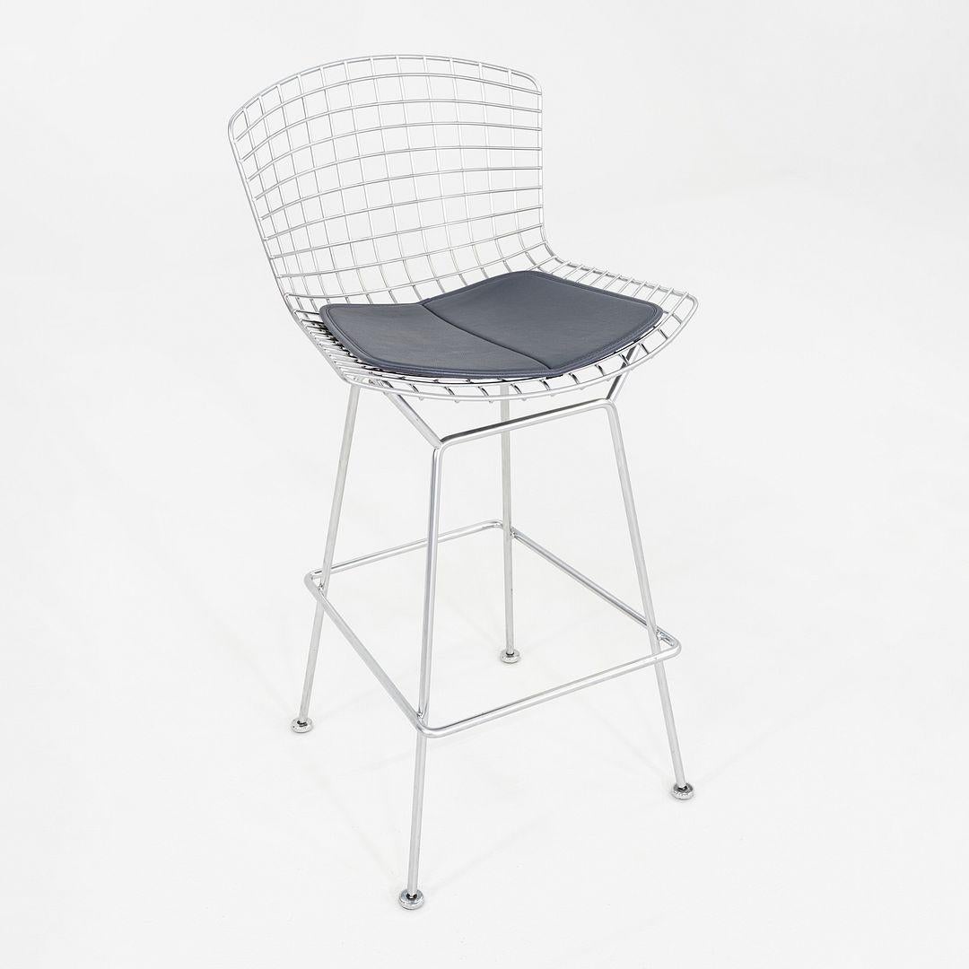 Il s'agit d'une paire de tabourets Bertoia, conçus à l'origine en 1952 par Harry Bertoia pour Knoll International. Ces exemples particuliers datent des années 2010. Leur design se compose d'une assise et d'un dossier en fil d'acier chromé soudé, et