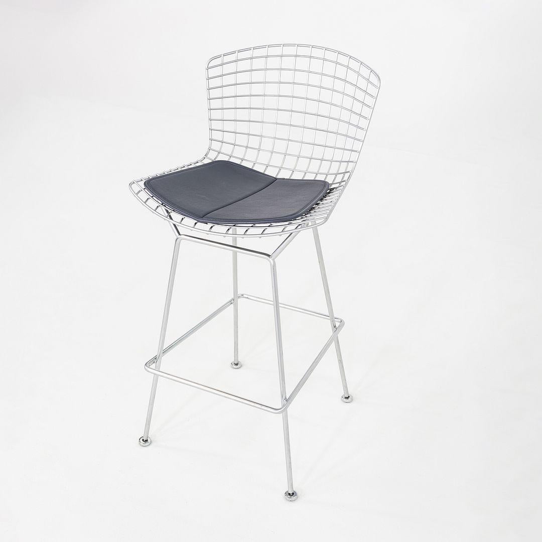 Moderne Paire de tabourets de bar en fil de fer Harry Bertoia des années 2010 avec coussins en cuir et cadres chromés en vente