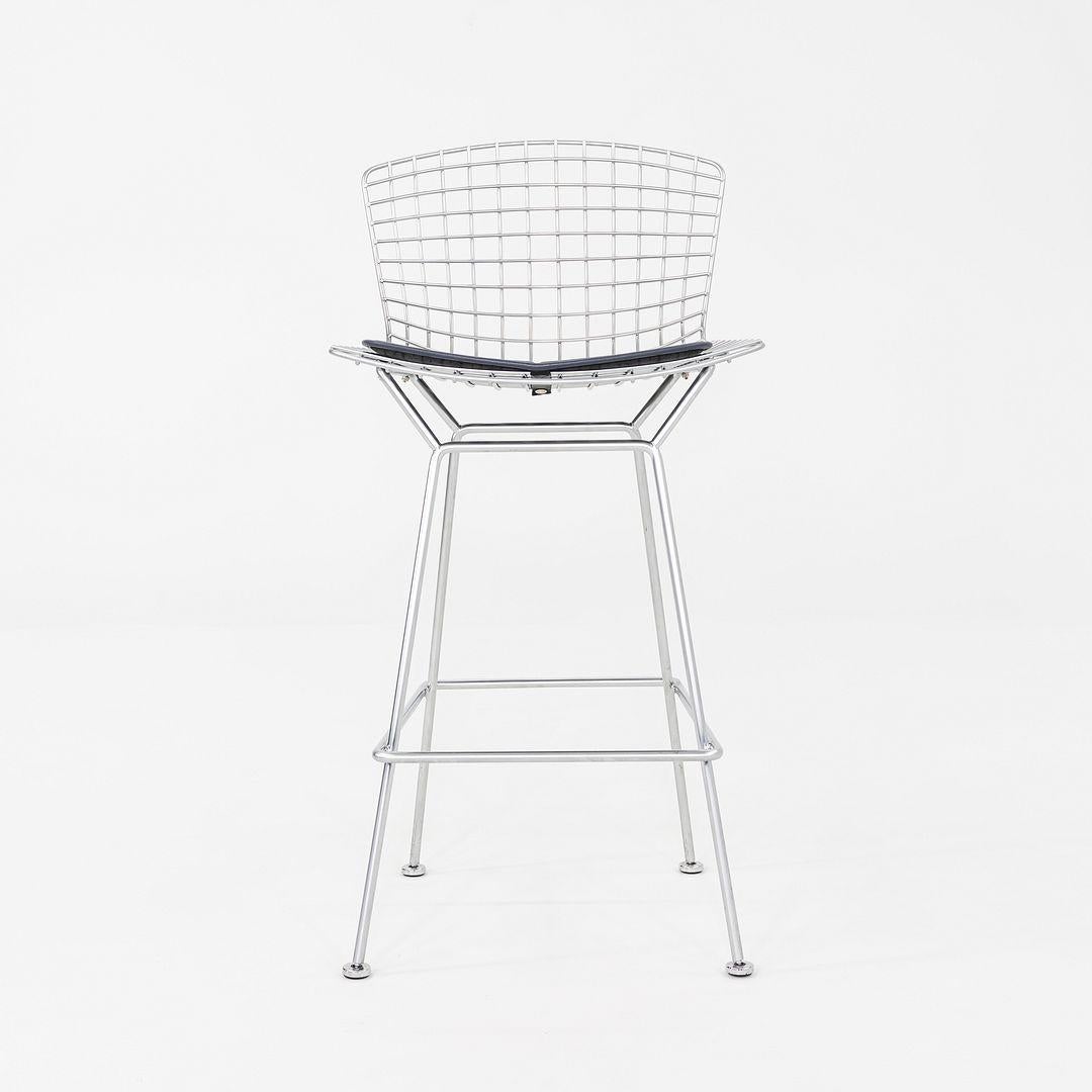 Américain Paire de tabourets de bar en fil de fer Harry Bertoia des années 2010 avec coussins en cuir et cadres chromés en vente