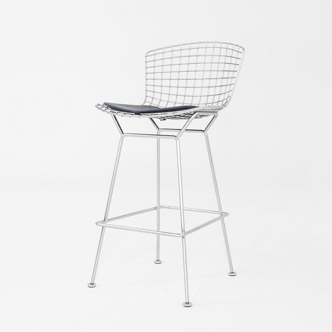Paire de tabourets de bar en fil de fer Harry Bertoia des années 2010 avec coussins en cuir et cadres chromés Bon état - En vente à Philadelphia, PA