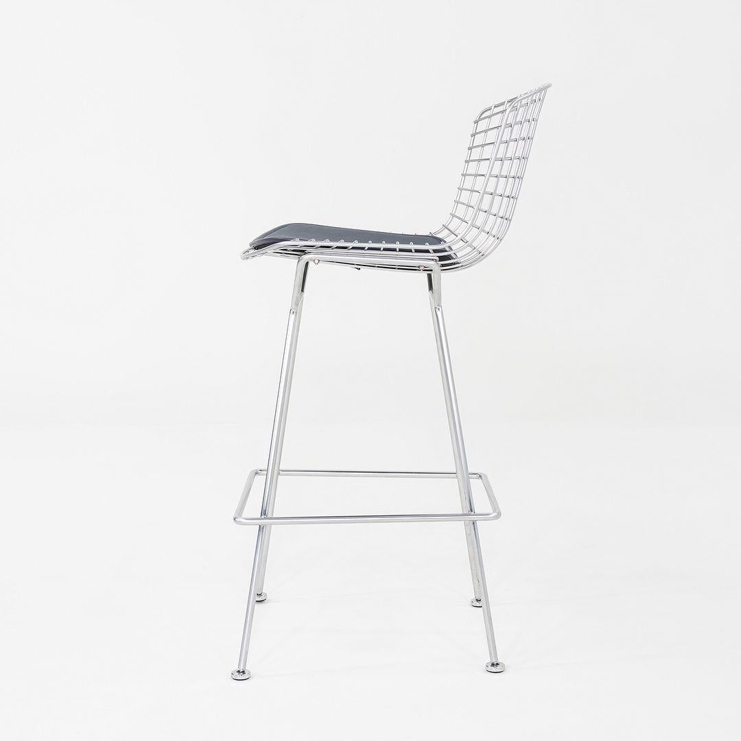 XXIe siècle et contemporain Paire de tabourets de bar en fil de fer Harry Bertoia des années 2010 avec coussins en cuir et cadres chromés en vente