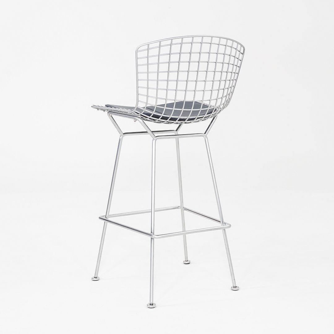 Acier Paire de tabourets de bar en fil de fer Harry Bertoia des années 2010 avec coussins en cuir et cadres chromés en vente