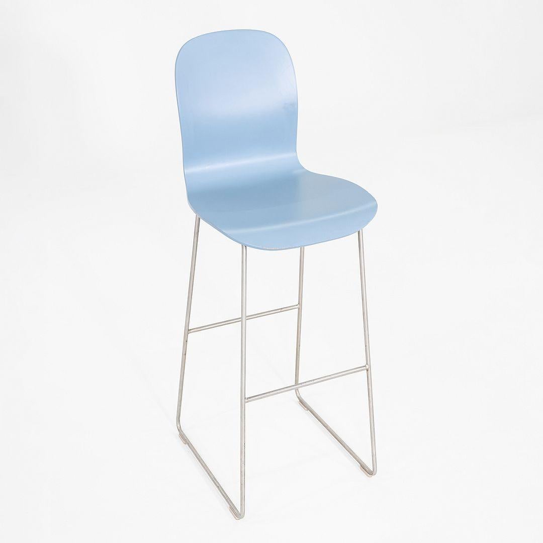 Il s'agit d'une paire de tabourets de bar TATE, conçus à l'origine par Jasper Morrison pour Cappellini en 2000. Ces tabourets ont été produits en Italie dans les années 2010. Les tabourets sont dotés d'une base en traîneau en acier inoxydable et