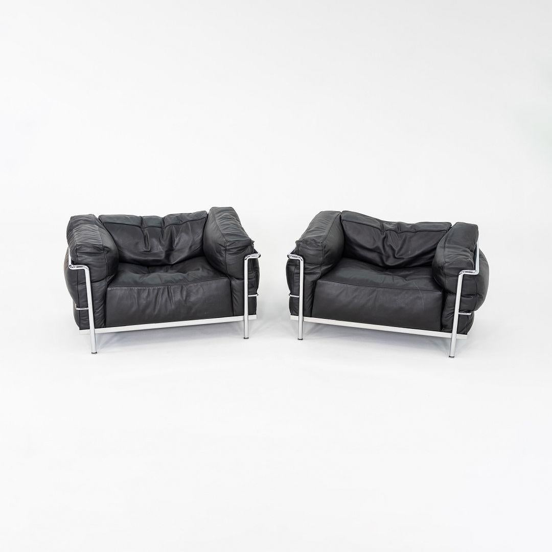 Il s'agit d'une paire de chaises longues LC3 Club, conçues à l'origine par Le Corbusier, Pierre Jeanneret et Charlotte Perriand en 1928. Ces exemplaires ont été produits par Cassina en Italie dans les années 2010. Le LC3 est connu pour son cadre en