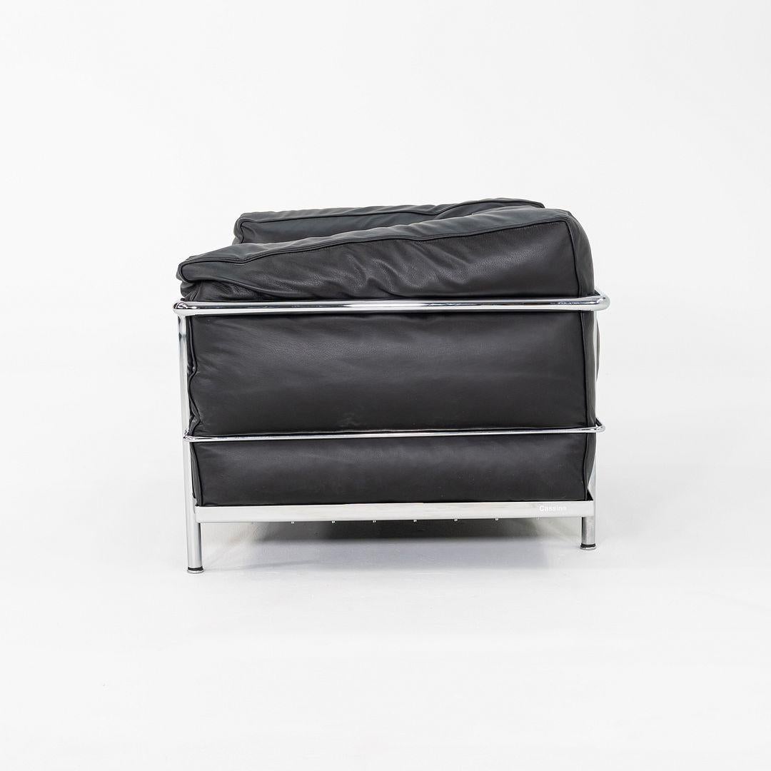 italien 2010s Paire de chaises de salon Le Corbusier Jeanneret, Perriand en cuir noir en vente