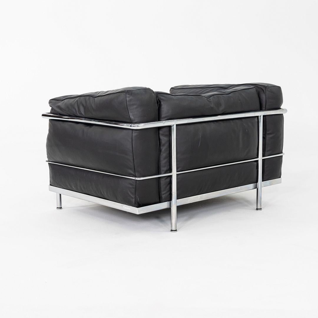2010s Paire de chaises de salon Le Corbusier Jeanneret, Perriand en cuir noir Bon état - En vente à Philadelphia, PA