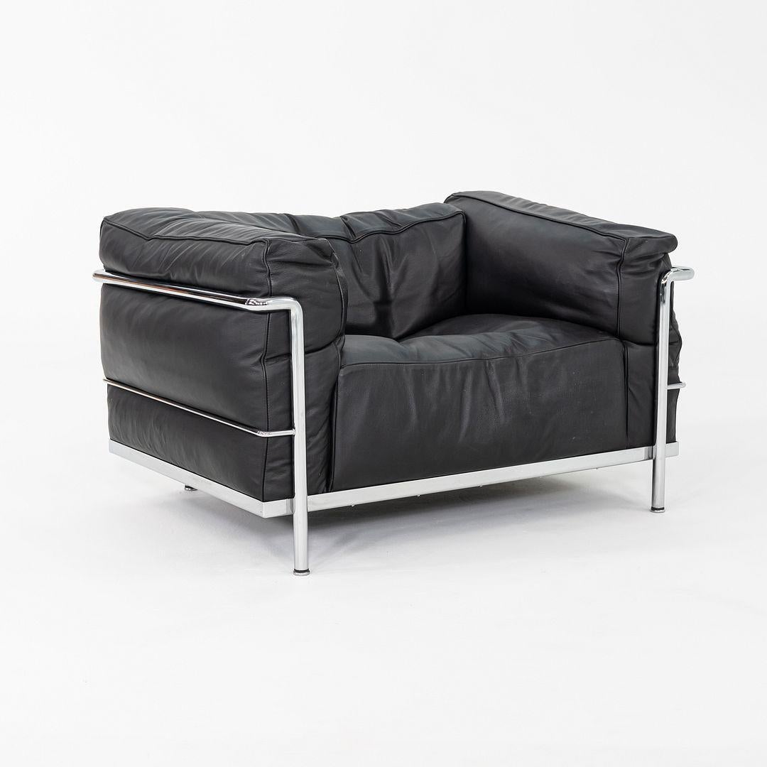 Acier 2010s Paire de chaises de salon Le Corbusier Jeanneret, Perriand en cuir noir en vente
