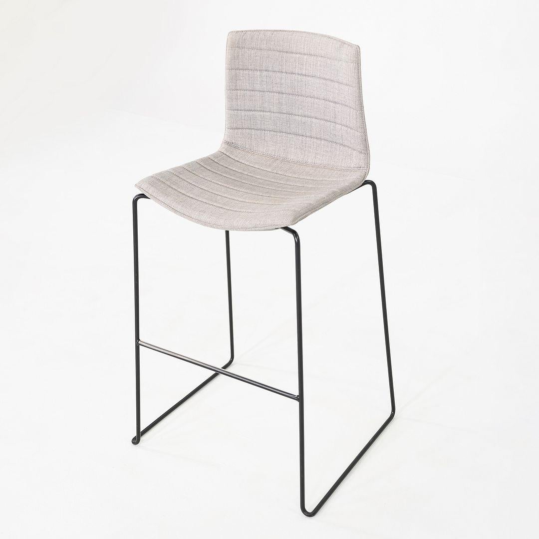 2010er Paar Lievore Altherr Molina für Arper Catifa 46 Barhocker aus Stoff (Moderne) im Angebot