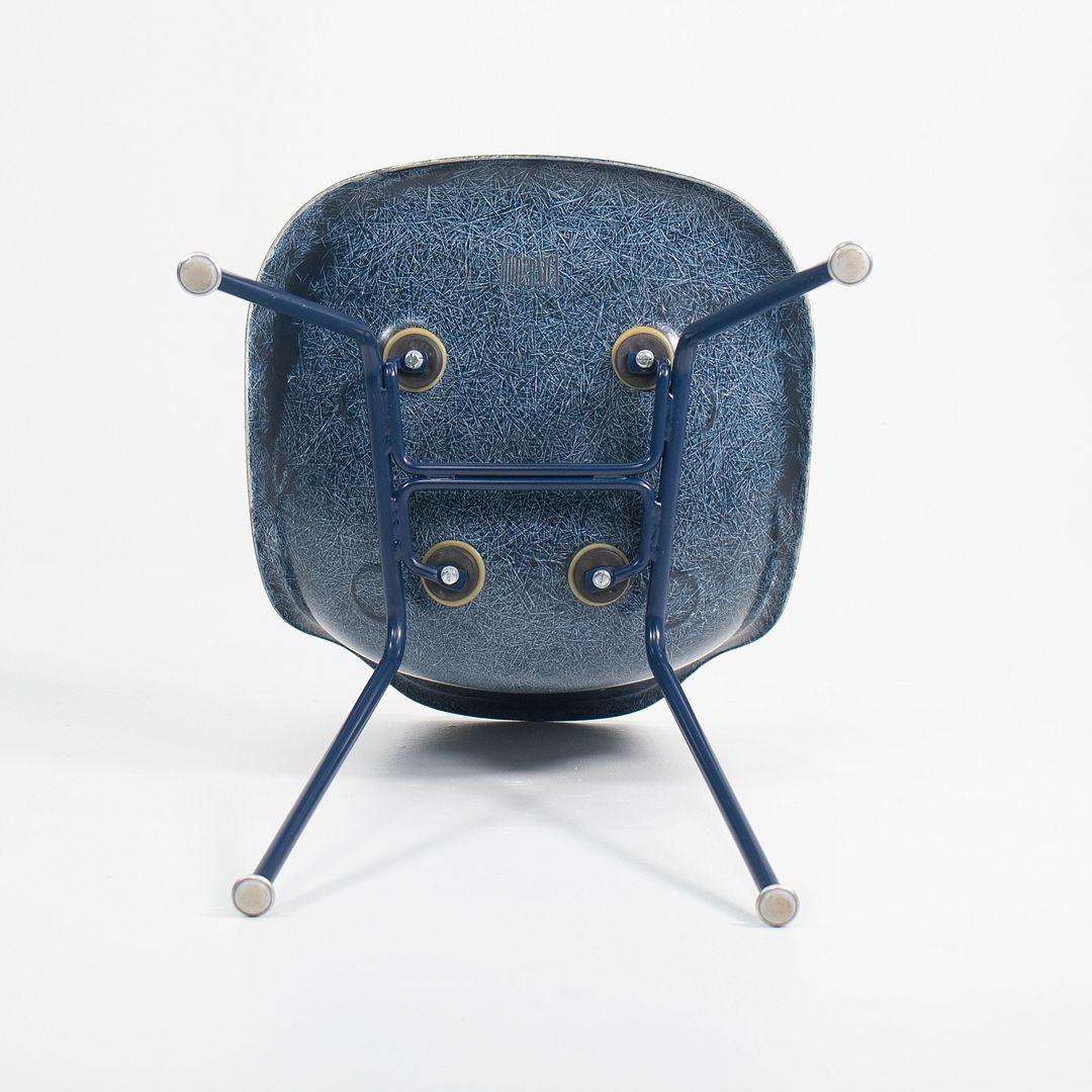 2010er Paar Modernica Eames Blue Fiberglas Esszimmerstühle mit H Basis im Angebot 4
