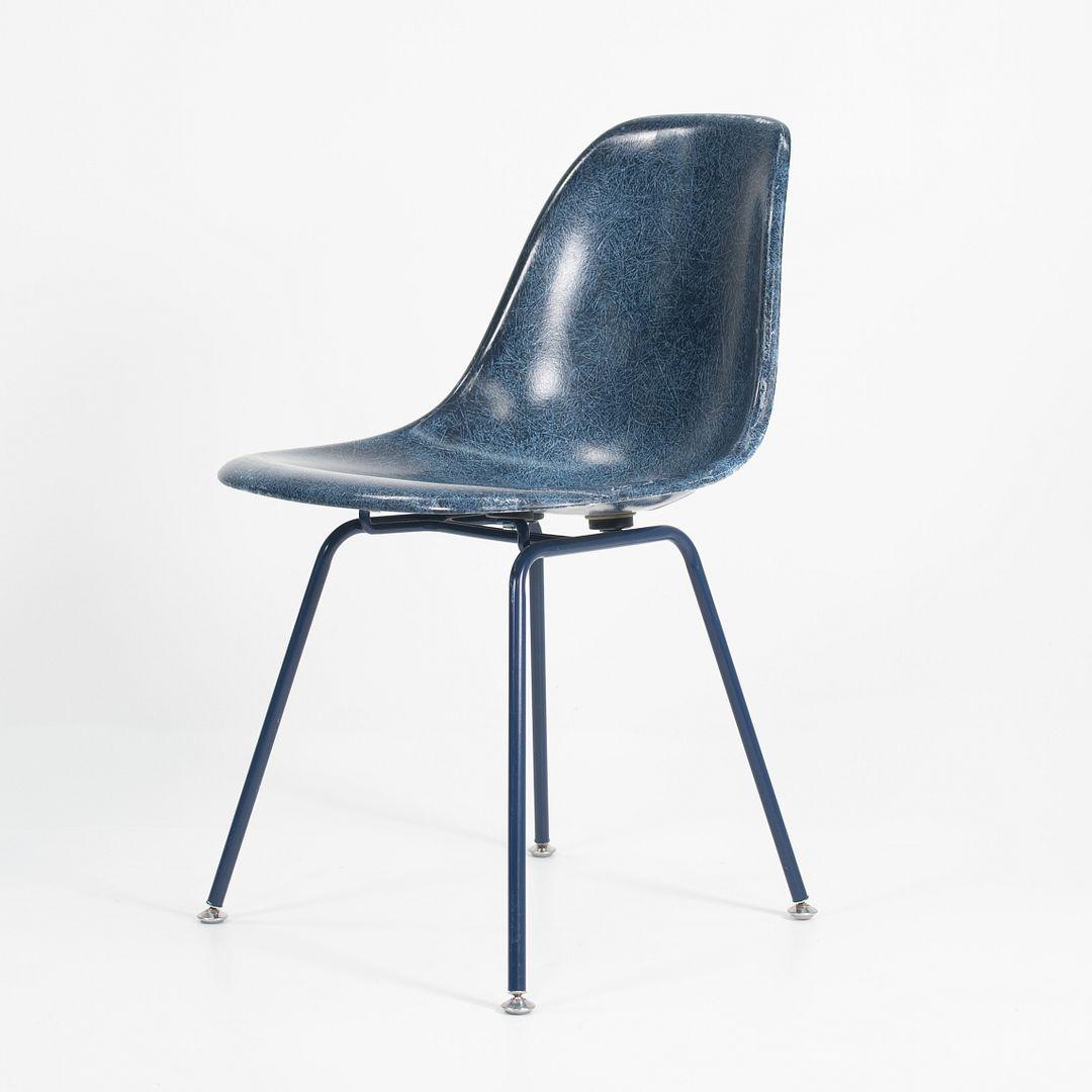 Dies ist ein Paar blaue Fiberglas-Schalenstühle mit einem H-Fuß aus verchromtem Stahl. Diese von Ray und Charles Eames entworfenen Stühle wurden in den 2010er Jahren von Modernica in Los Angeles, Kalifornien, hergestellt. 

Der angegebene Preis