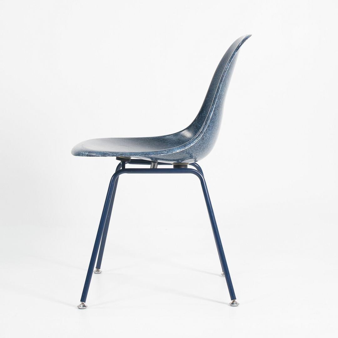 2010er Paar Modernica Eames Blue Fiberglas Esszimmerstühle mit H Basis (Moderne) im Angebot