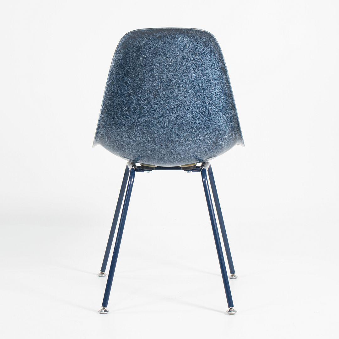 2010er Paar Modernica Eames Blue Fiberglas Esszimmerstühle mit H Basis (amerikanisch) im Angebot