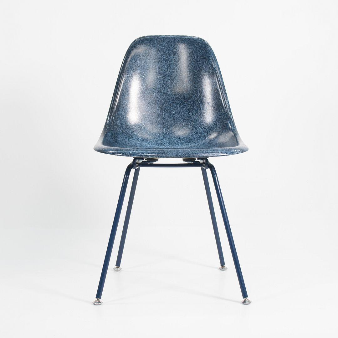 2010er Paar Modernica Eames Blue Fiberglas Esszimmerstühle mit H Basis (21. Jahrhundert und zeitgenössisch) im Angebot