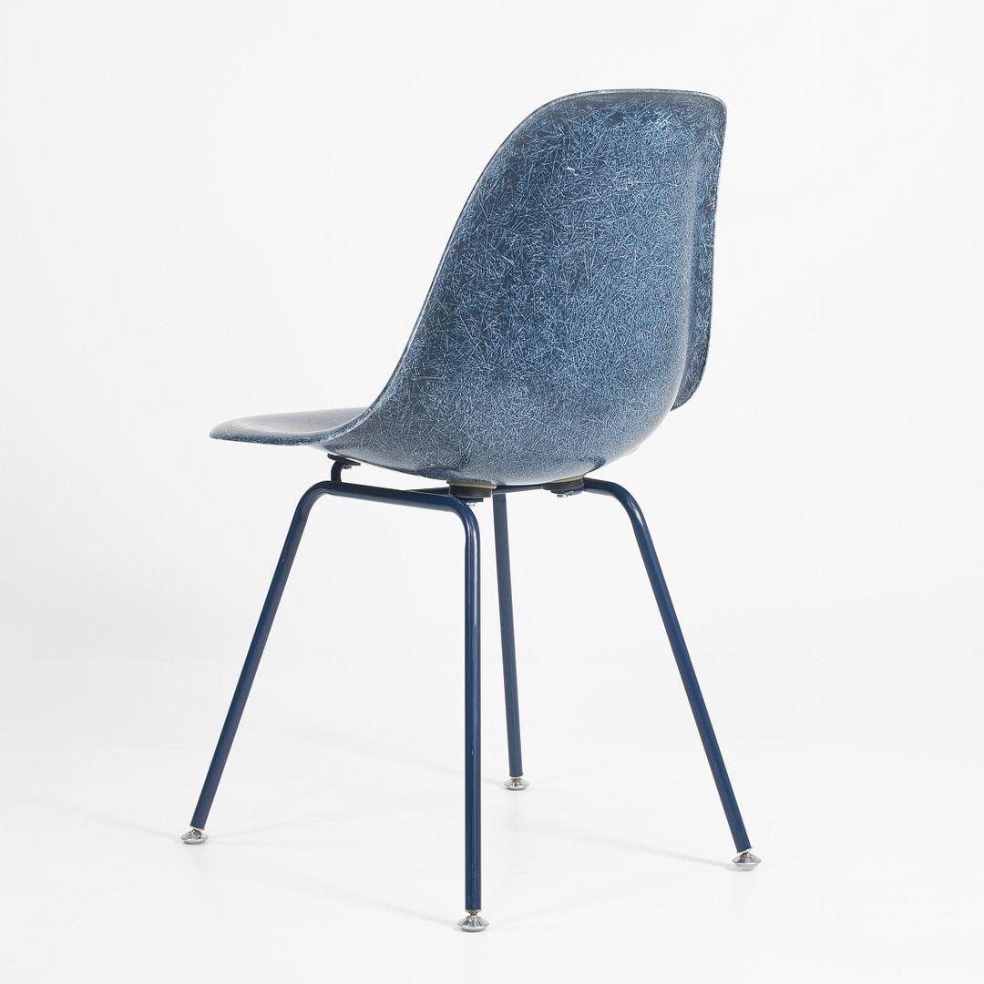 2010er Paar Modernica Eames Blue Fiberglas Esszimmerstühle mit H Basis (Stahl) im Angebot