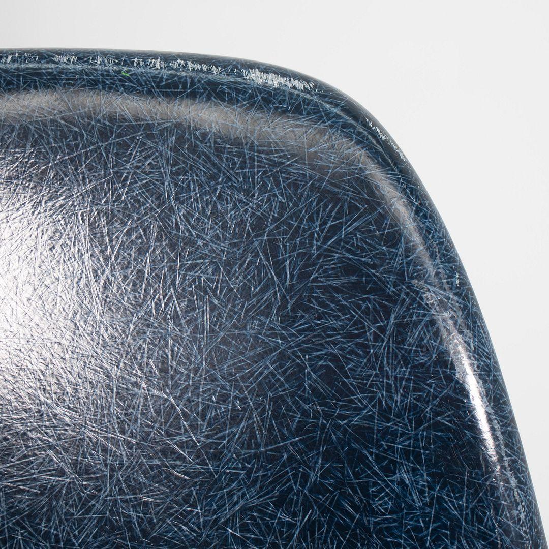 2010er Paar Modernica Eames Blue Fiberglas Esszimmerstühle mit H Basis im Angebot 2