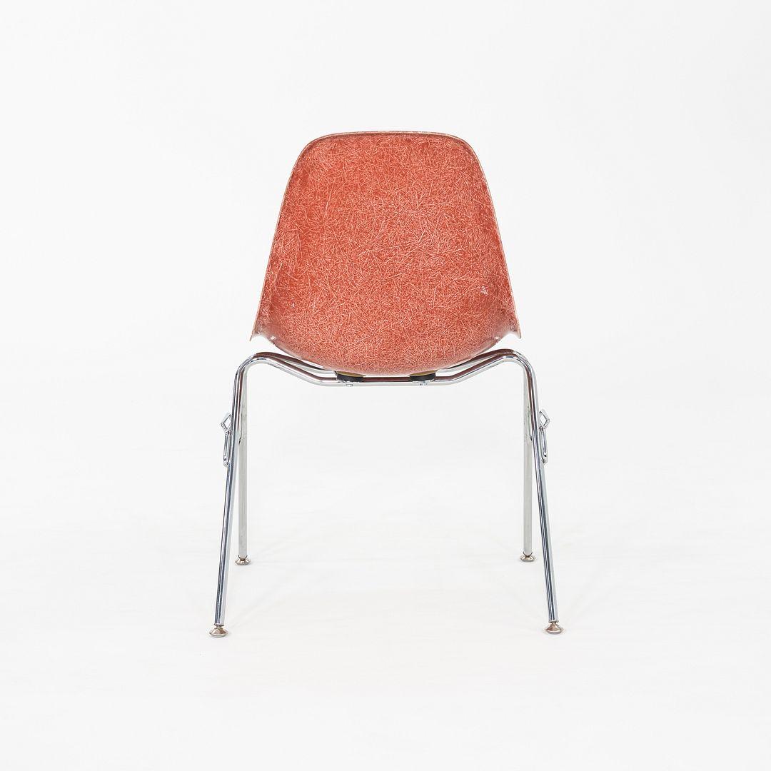 Paire de chaises d'appoint en fibre de verre Eames, rouge/orange, Modernica, années 2010 en vente 3
