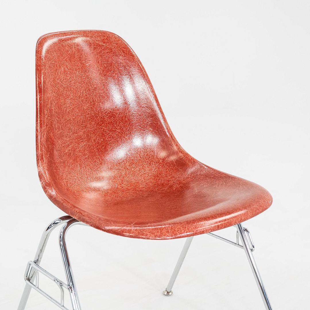 Paire de chaises d'appoint en fibre de verre Eames, rouge/orange, Modernica, années 2010 en vente 4