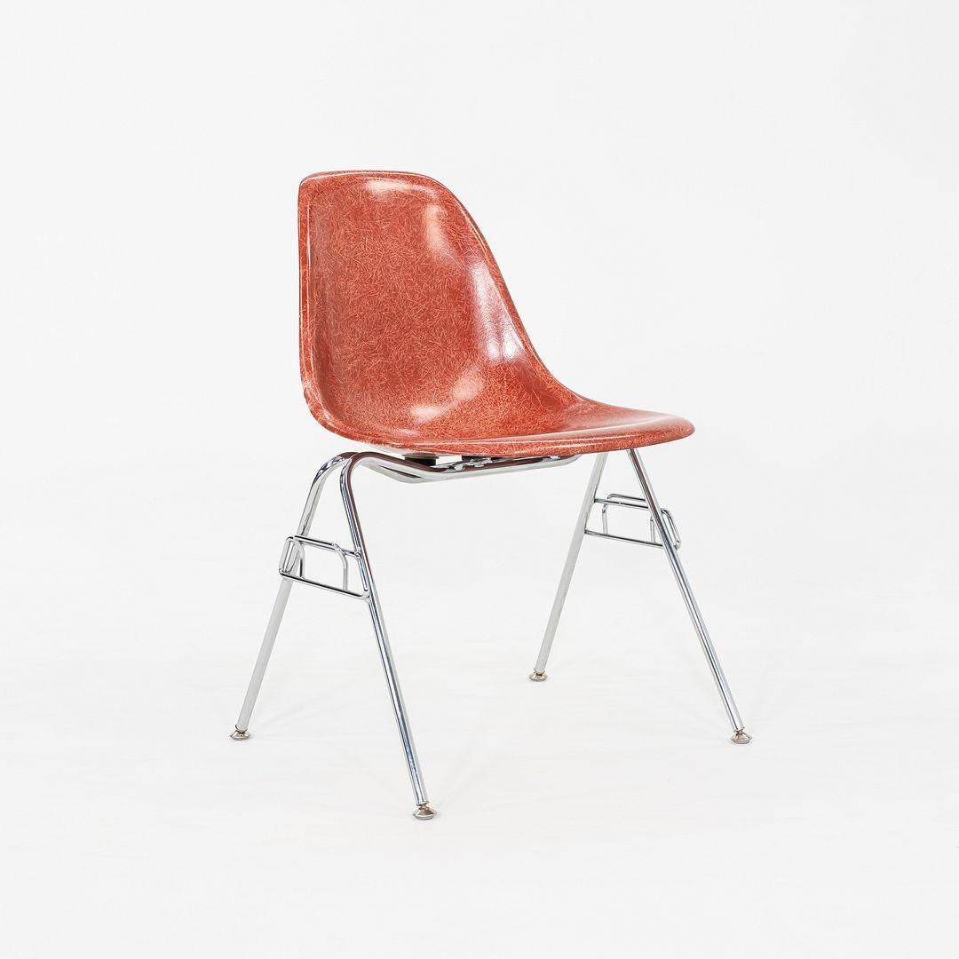 Paire de chaises d'appoint en fibre de verre Eames, rouge/orange, Modernica, années 2010 en vente 5