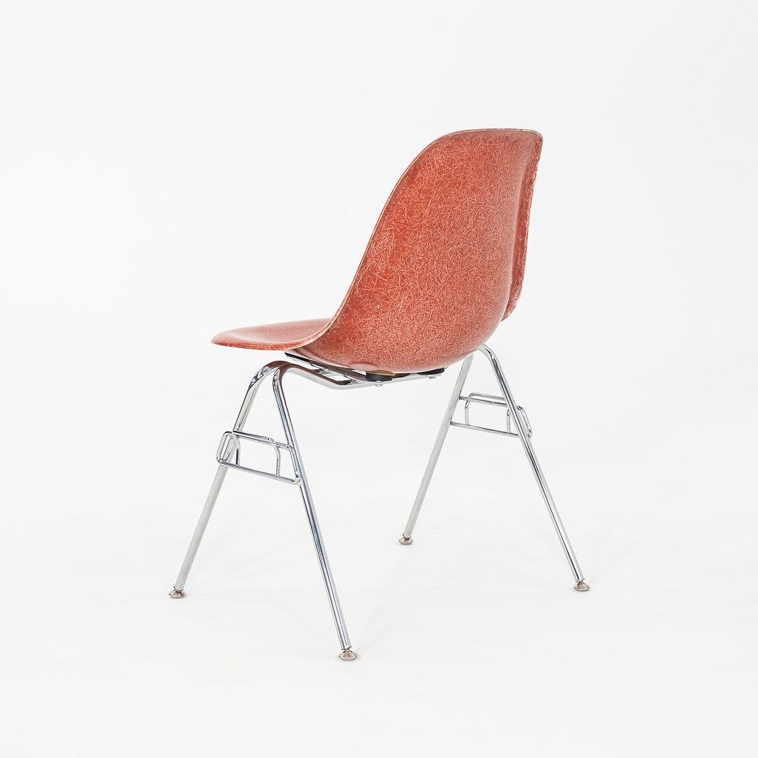 Il s'agit d'une paire de chaises DSS, conçues à l'origine par Ray et Charles Eames en 1955. Ces chaises ont été produites par Modernica à Los Angeles, en Californie, dans les années 2010. Ces chaises sont dotées d'une coque en fibre de verre moulée