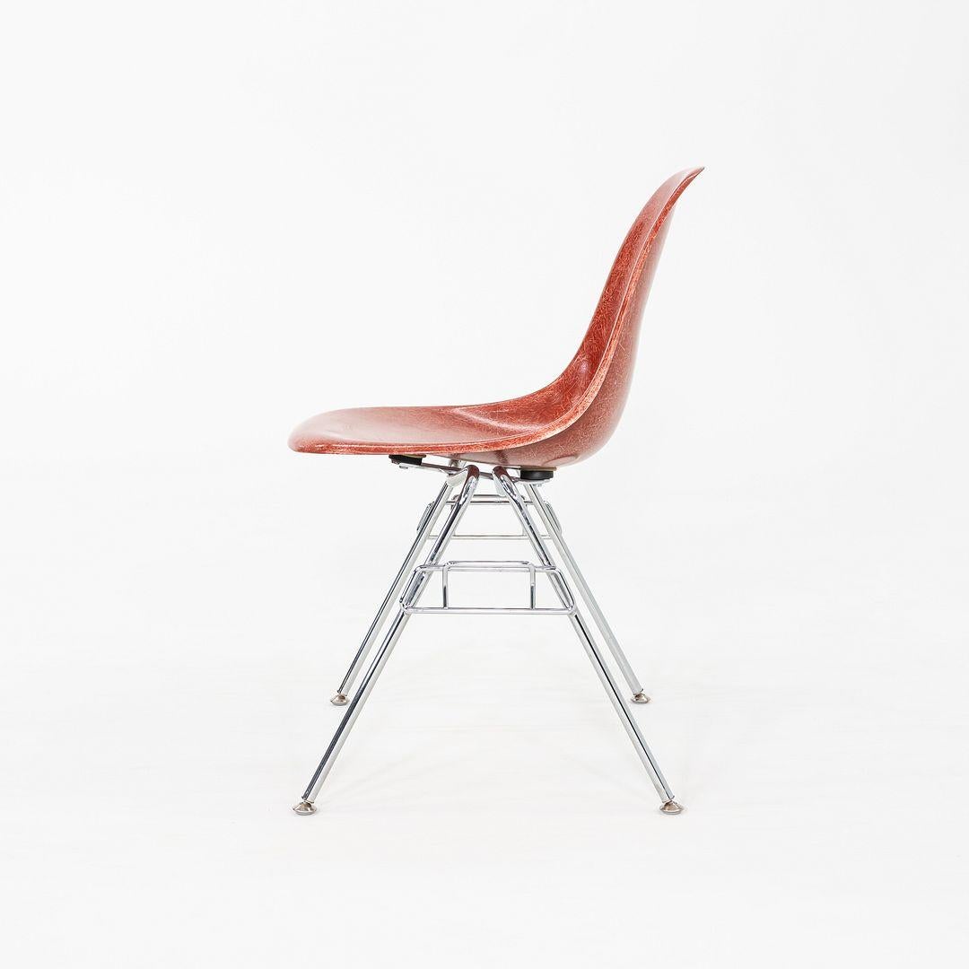 Moderne Paire de chaises d'appoint en fibre de verre Eames, rouge/orange, Modernica, années 2010 en vente
