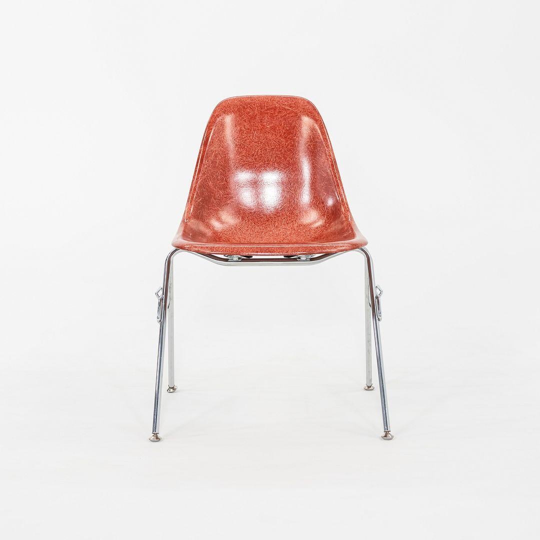 Paire de chaises d'appoint en fibre de verre Eames, rouge/orange, Modernica, années 2010 Bon état - En vente à Philadelphia, PA