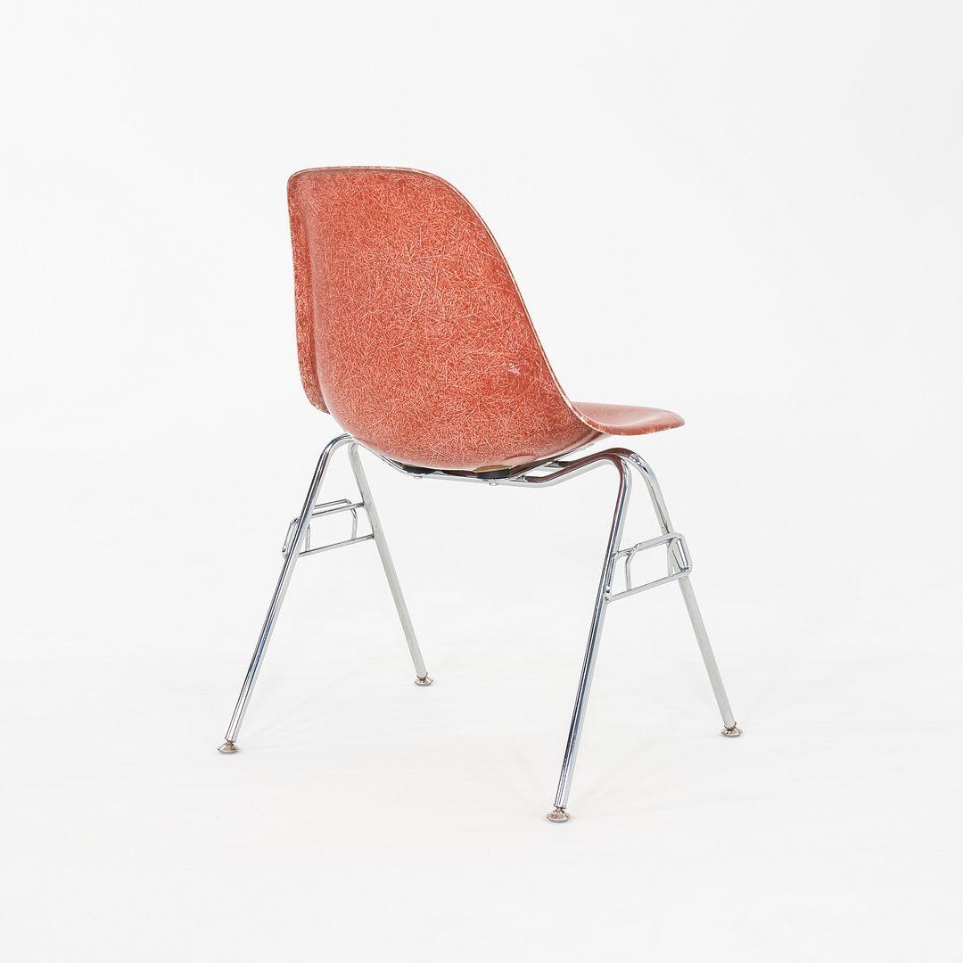 Fibre de verre Paire de chaises d'appoint en fibre de verre Eames, rouge/orange, Modernica, années 2010 en vente