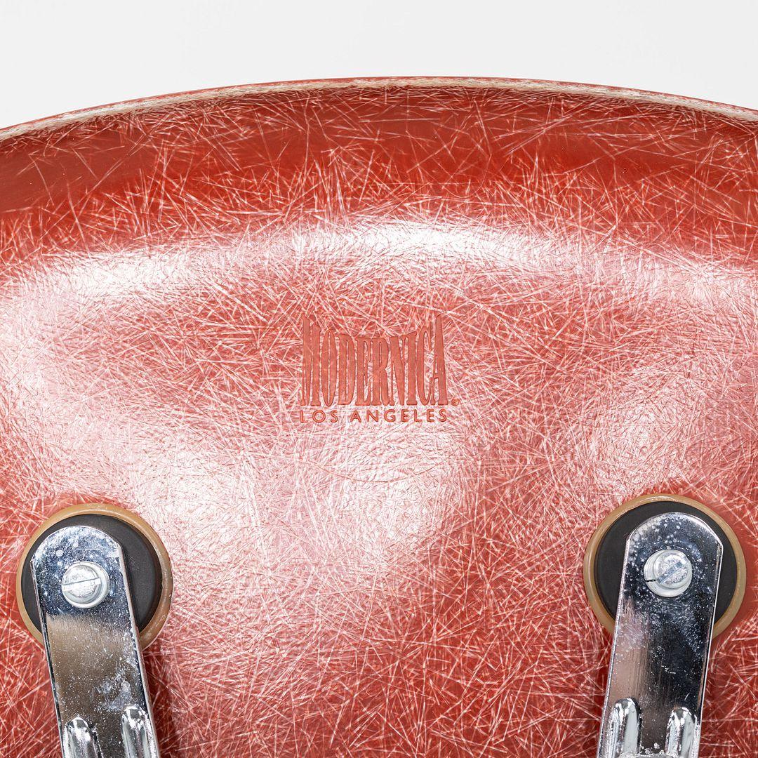 Paire de chaises d'appoint en fibre de verre Eames, rouge/orange, Modernica, années 2010 en vente 2
