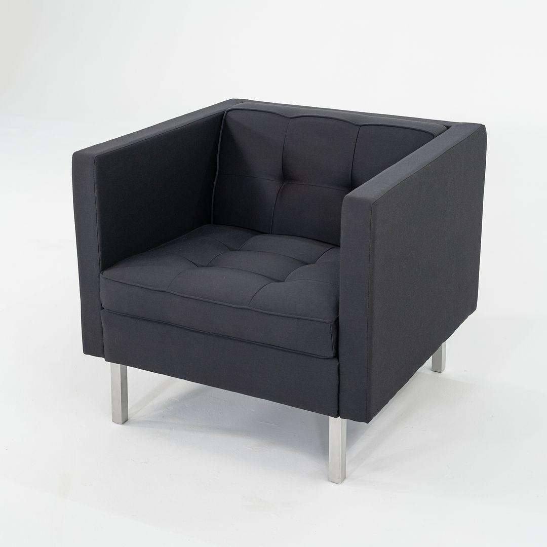 Se trata de un par de tumbonas clásicas Tuxedo diseñadas y fabricadas por Nienkamper. Este par se fabricó en Canadá en la década de 2010. Estas sillas están compuestas de aluminio fundido, madera contrachapada y espuma de poliuretano envuelta en