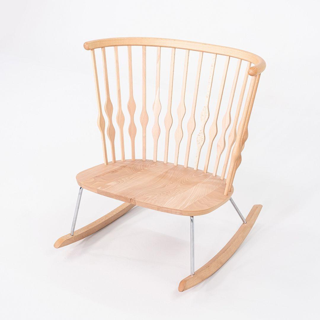 Il s'agit d'un fauteuil à bascule SO1454 Nub, conçu à l'origine par Patricia Urquiola pour Andrea World. Ces exemples ont été produits dans les années 2010. Le design est composé d'une assise, d'un dossier et de bascules en hêtre massif ainsi que de
