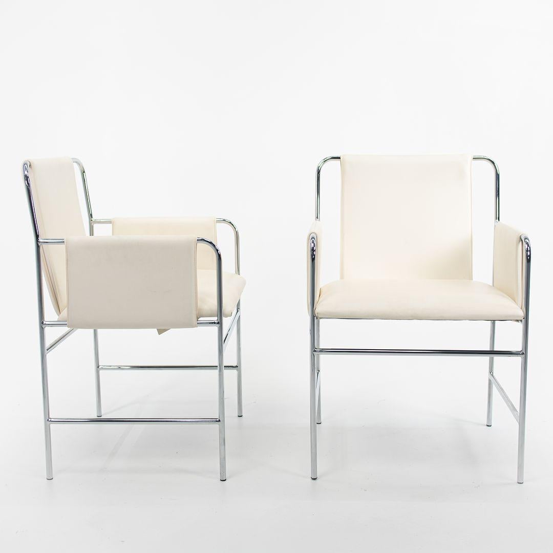 Il s'agit d'une paire de chaises à enveloppe, conçues à l'origine par Ward Bennett en 1966. Cette paire particulière a été produite par Geiger dans les années 2010. Le prix indiqué comprend la paire de chaises. Elles sont formées de cadres en tubes