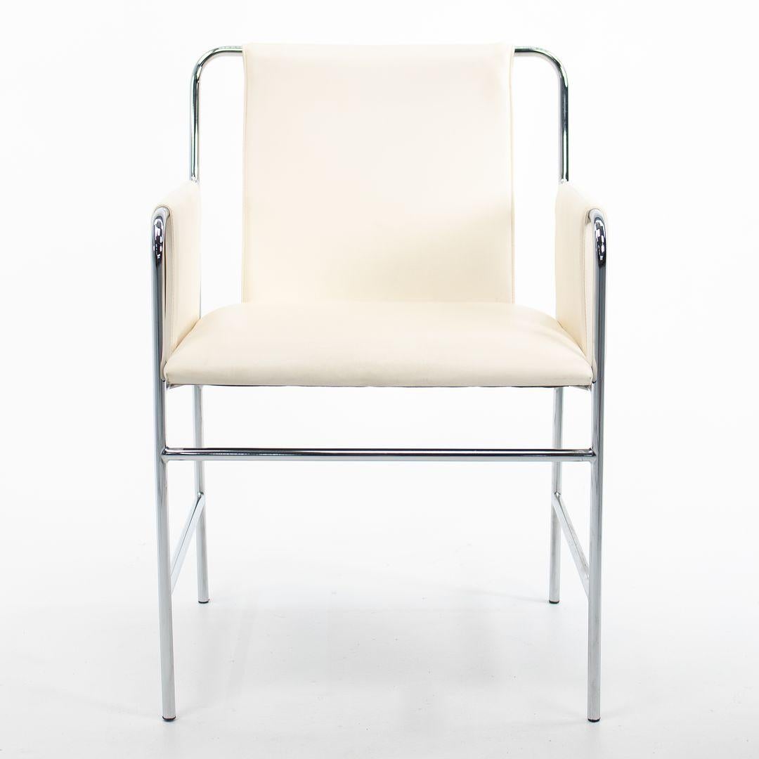 Américain 2010s Paire de chaises The Bennetts for Geiger Envelope Chairs en cuir blanc et chrome en vente