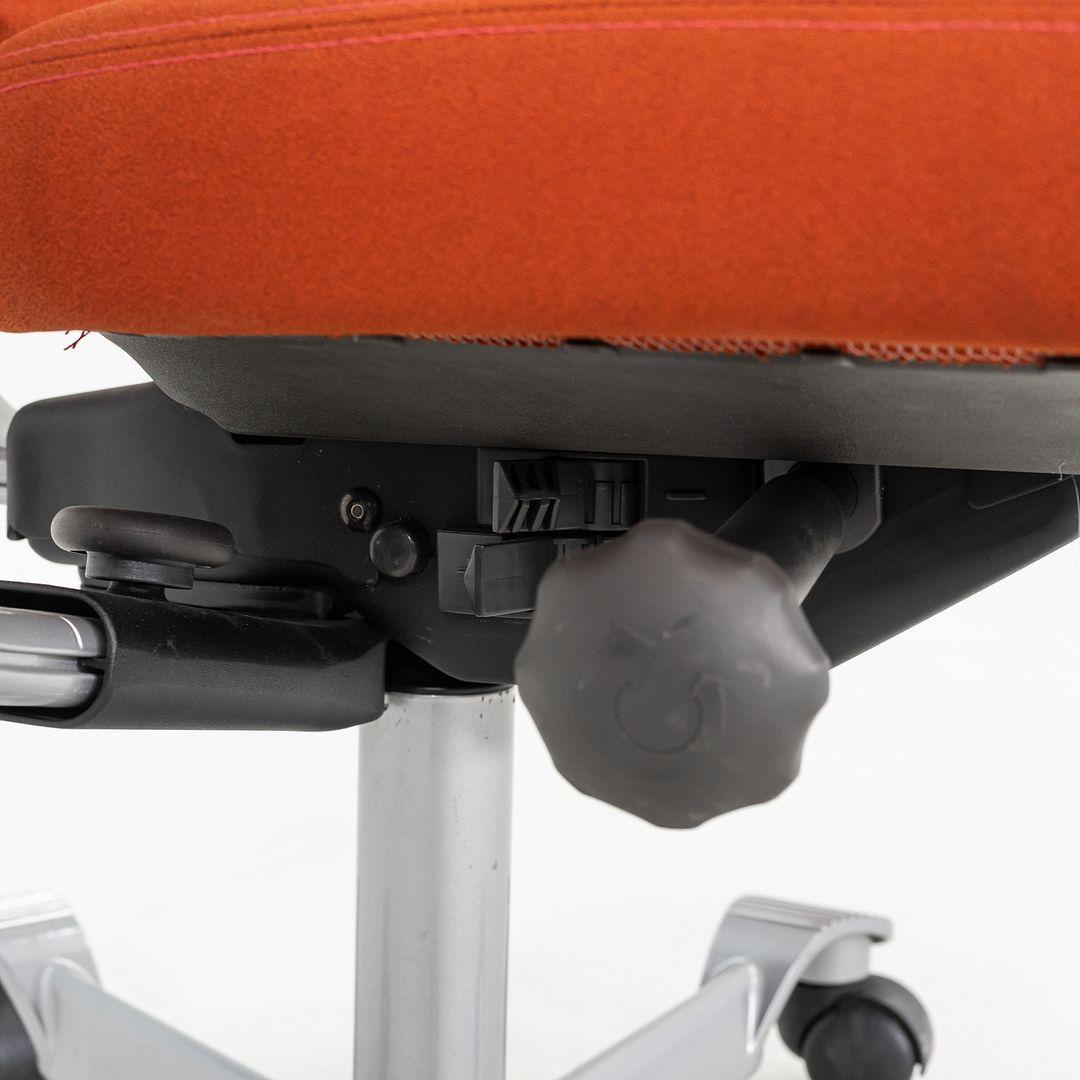 Années 2010 Peter Opsvik pour HAG Creed Chaise de bureau H05 en tissu orange 4x Available en vente 3