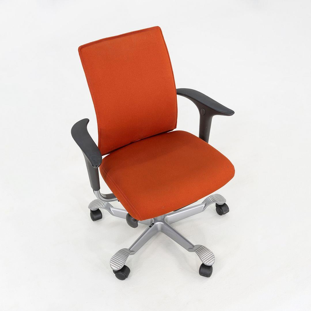 Années 2010 Peter Opsvik pour HAG Creed Chaise de bureau H05 en tissu orange 4x Available en vente 4