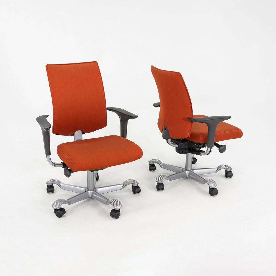 Il s'agit d'une chaise de bureau H05, conçue à l'origine par Peter Opsvik pour HAG Creed en 2000. Ces exemples particuliers ont été produits en Norvège dans les années 2010. Les chaises sont composées d'acier, d'aluminium et de plastique, et leur