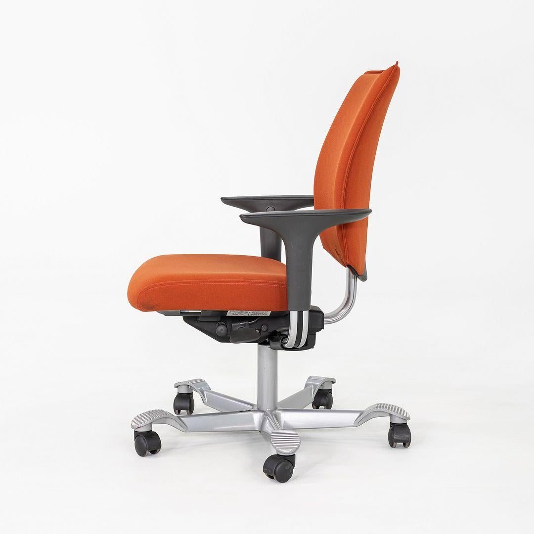 Années 2010 Peter Opsvik pour HAG Creed Chaise de bureau H05 en tissu orange 4x Available Bon état - En vente à Philadelphia, PA