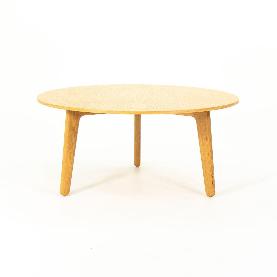 Il s'agit d'une table basse PLC en chêne, conçue par Pearson Lloyds pour Modus. Davis distribue cette table aux Etats-Unis. La pièce a été fabriquée au K.K. à partir de chêne issu d'une récolte durable. À l'origine, Lloyds a conçu cette silhouette