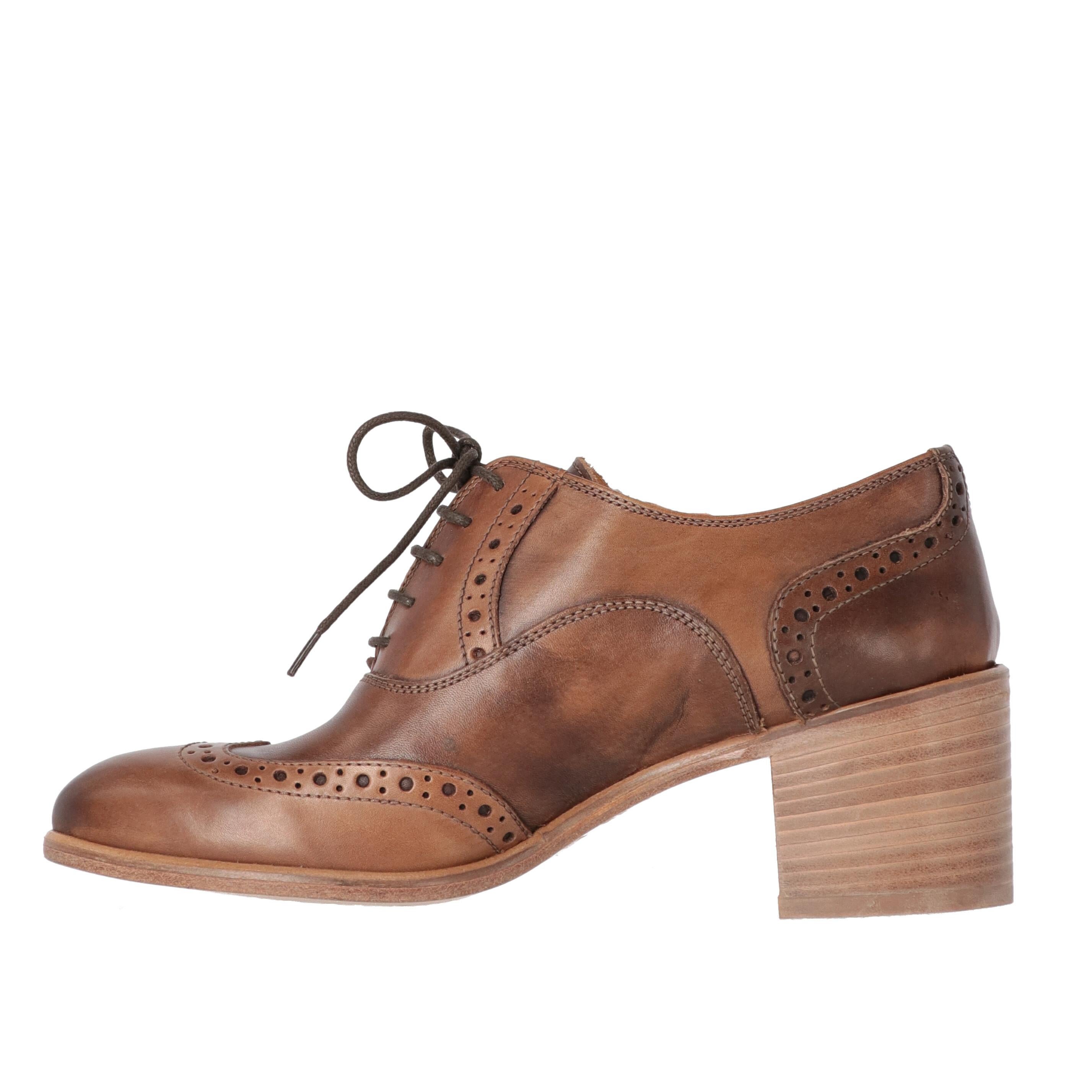 Pollini genuine brown leather lace-up brogue shoe with classic decorative perforations and almond toe. The chunky low heel adds a breezy feminine touch that will perfectly fit your everyday outfits.
The item is new but shows very light scratches on