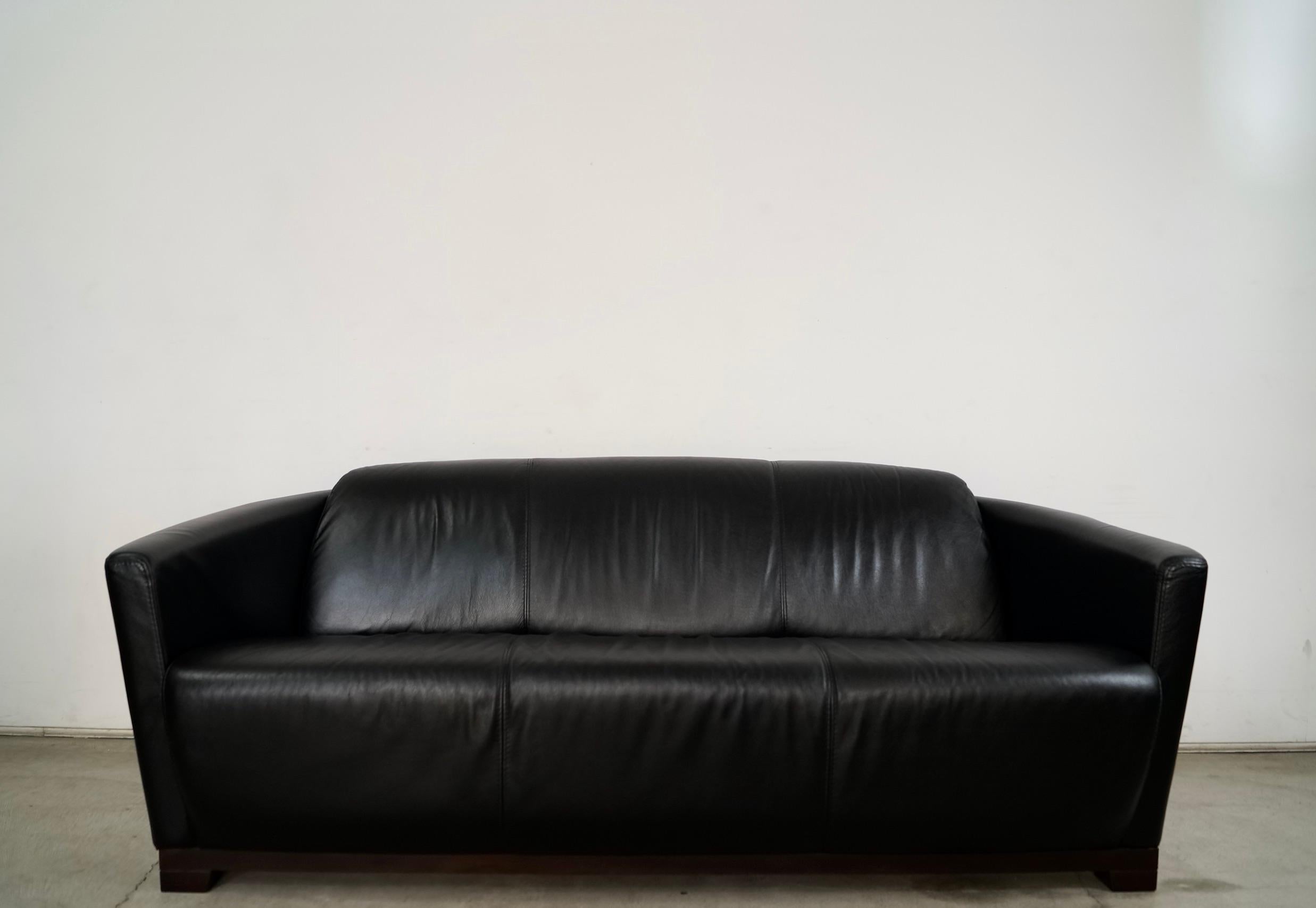 Post modern couch zu verkaufen. Hergestellt von Calia Italia, Made in Italy. Dies ist ihr Hotelsofa. Es ist in einem guten Zustand und hat ein Art Deco Design und Stil. Sie besteht aus schwarzem Leder und ist eine 3-Sitzer-Couch. Er hat einen