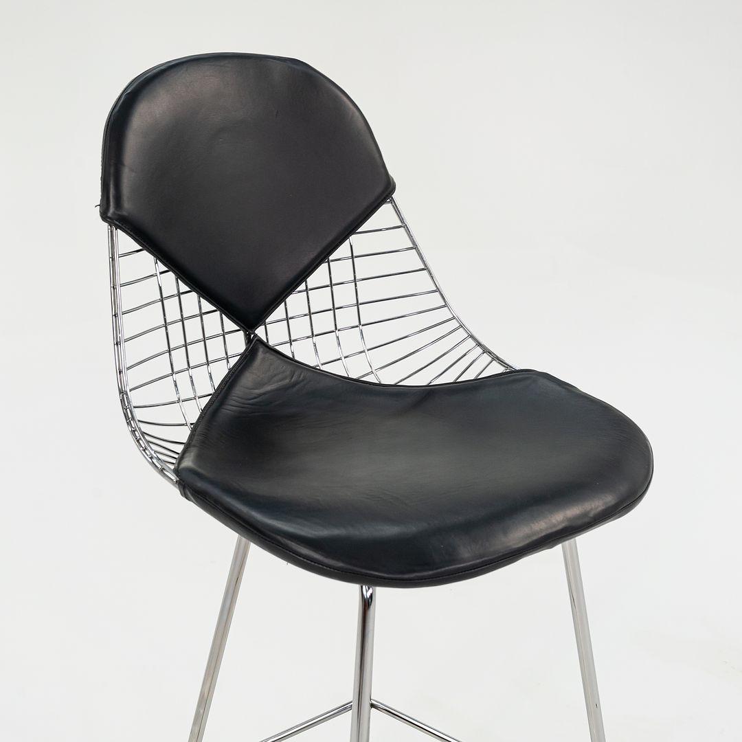 Il s'agit d'un tabouret coque en fil de fer Eames, initialement conçu par Ray et Charles Eames pour Herman Miller en 1951. Ces exemples datent des années 2010. Le prix indiqué comprend un tabouret, mais nous avons plusieurs tabourets disponibles à