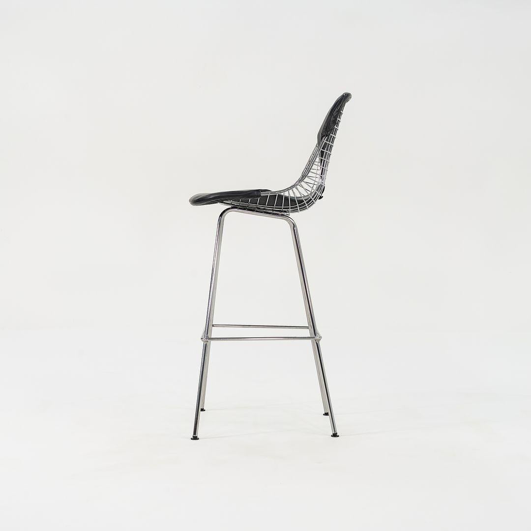 XXIe siècle et contemporain 2010s Ray and Charles Eames for Herman Miller Wire Bar Stool w/ Bikini Pad (tabouret de bar en fil de fer) en vente