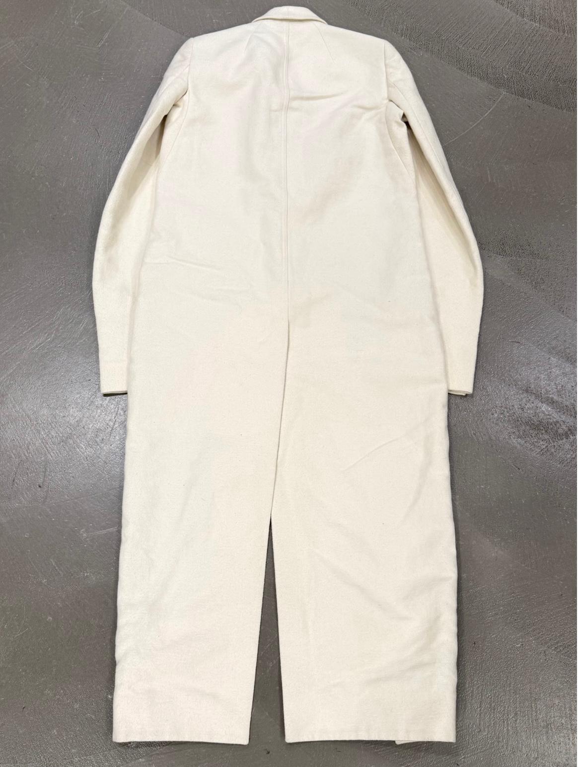 2010s Rick Owens Owenscorp long tailored coat

This 2010s Rick Owens Owenscorp long tailored coat showcases the designer’s signature elongated silhouette and minimalist construction. Crafted in soft cotton, it features structured shoulders, narrow