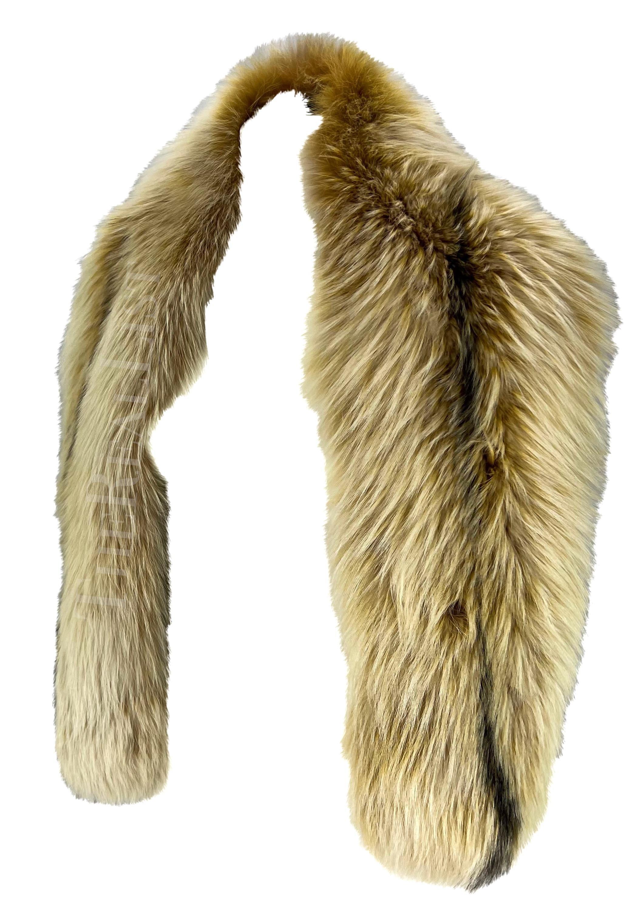 Te presentamos una fabulosa estola bronceada de Roberto Cavalli. Eleva tu vestuario de invierno con esta fabulosa estola Roberto Cavalli de color tostado, un accesorio chic que destila elegancia y sofisticación clásicas. De la década de 2010, esta