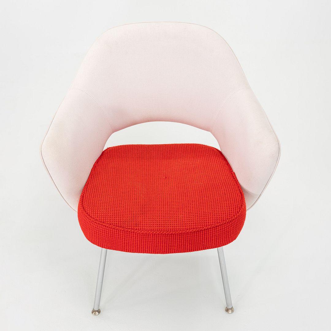 Il s'agit d'un ensemble de quatre fauteuils de direction Saarinen, conçus à l'origine en 1957 par Eero Saarinen et produits par Knoll. Ces exemples particuliers ont été produits dans les années 2010. Le design se caractérise par des pieds en acier