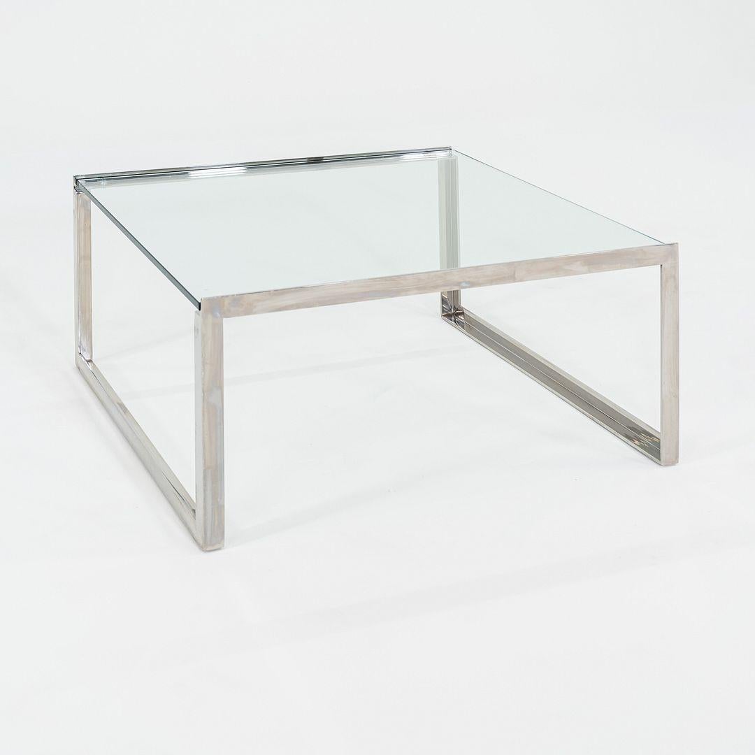 Il s'agit d'une table basse SM, initialement conçue par Peter Shelton et Lee Mindel pour Knoll Studio en 2006. Cette pièce date des années 2010. Le design est censé s'inspirer des œuvres d'A.I.C. Escher, car il présente une base en boucle continue,