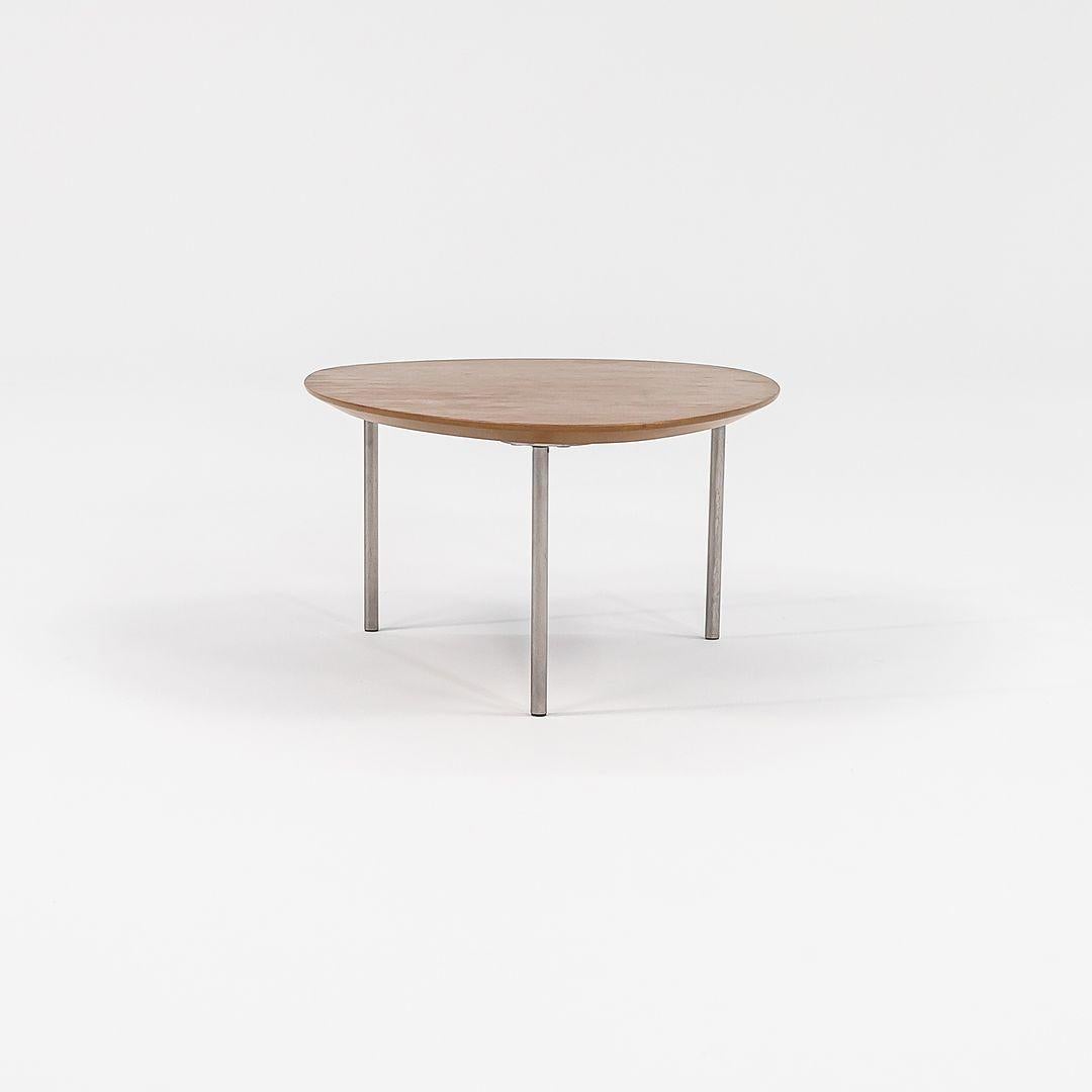 Il s'agit d'une table basse / d'appoint STUA Eclipse. Conçu à l'origine par Jon Gasca en 2009, cet exemplaire a été produit par Stua en Espagne. La table est composée de trois pieds en acier avec une finition chrome mat et d'un plateau en MDF plaqué