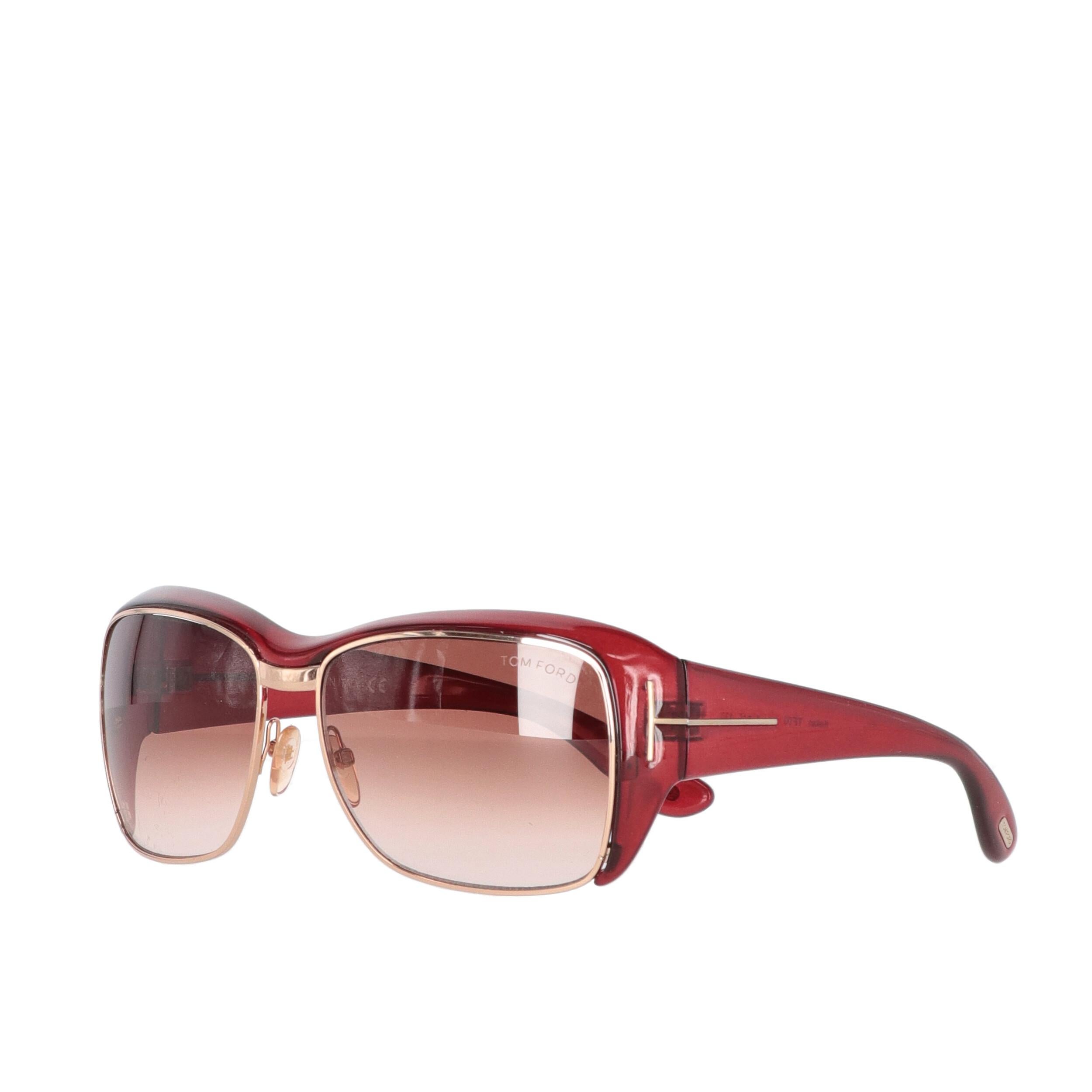 Tom Ford transparent red frame sunglasses with gold-tone metal details. Shaded light-brown lenses.

Please note, this item cannot be shipped to the US.

Years: 2010s
Made in Italy

Width: 14,5 cm
Height: 5 cm
