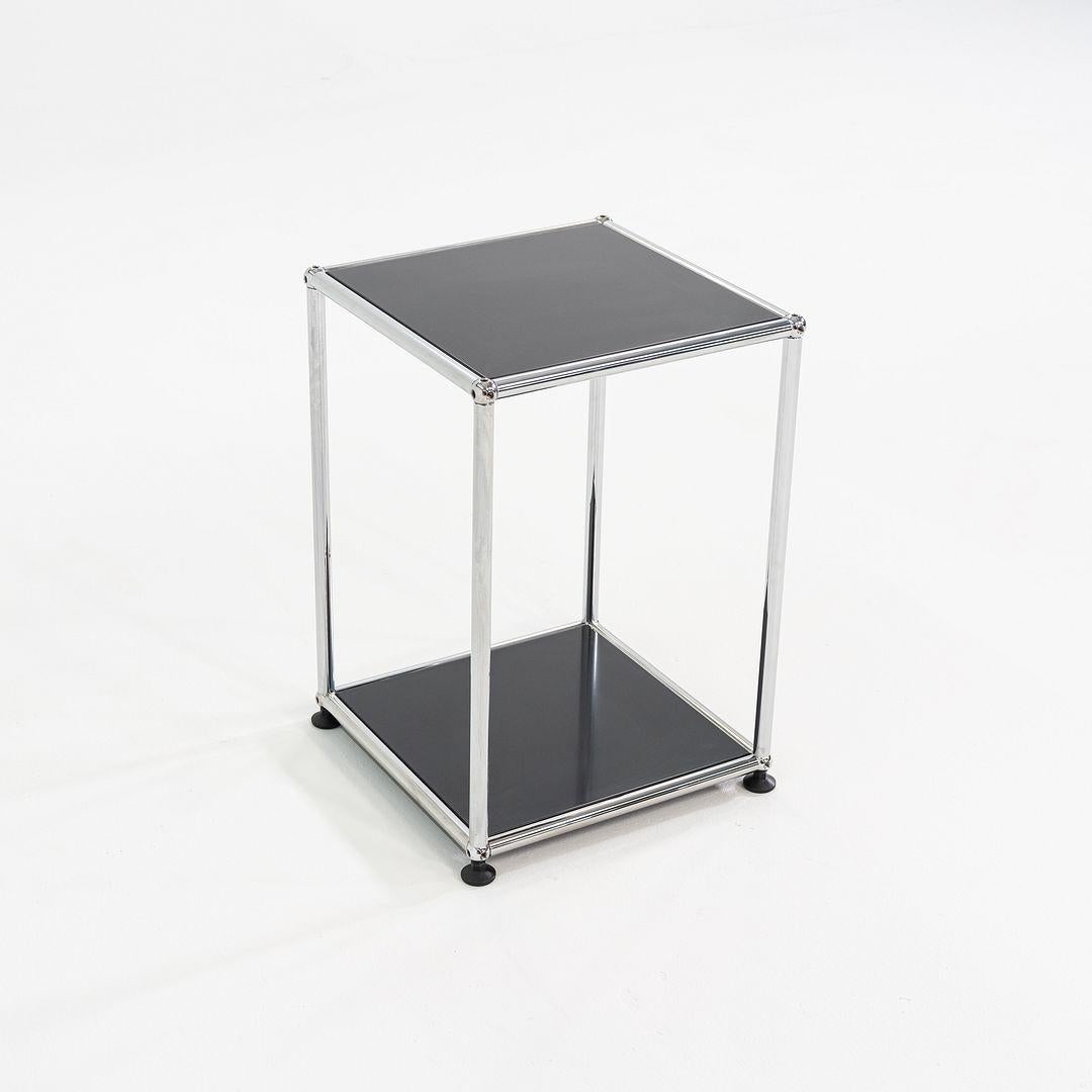 Il s'agit d'une table d'appoint USM Haller, conçue à l'origine par Fritz Haller et Paul Schaerer en 1963. Cet exemple particulier a été produit dans les années 2010. La table est composée de panneaux en acier revêtus de poudre noire et d'un cadre en
