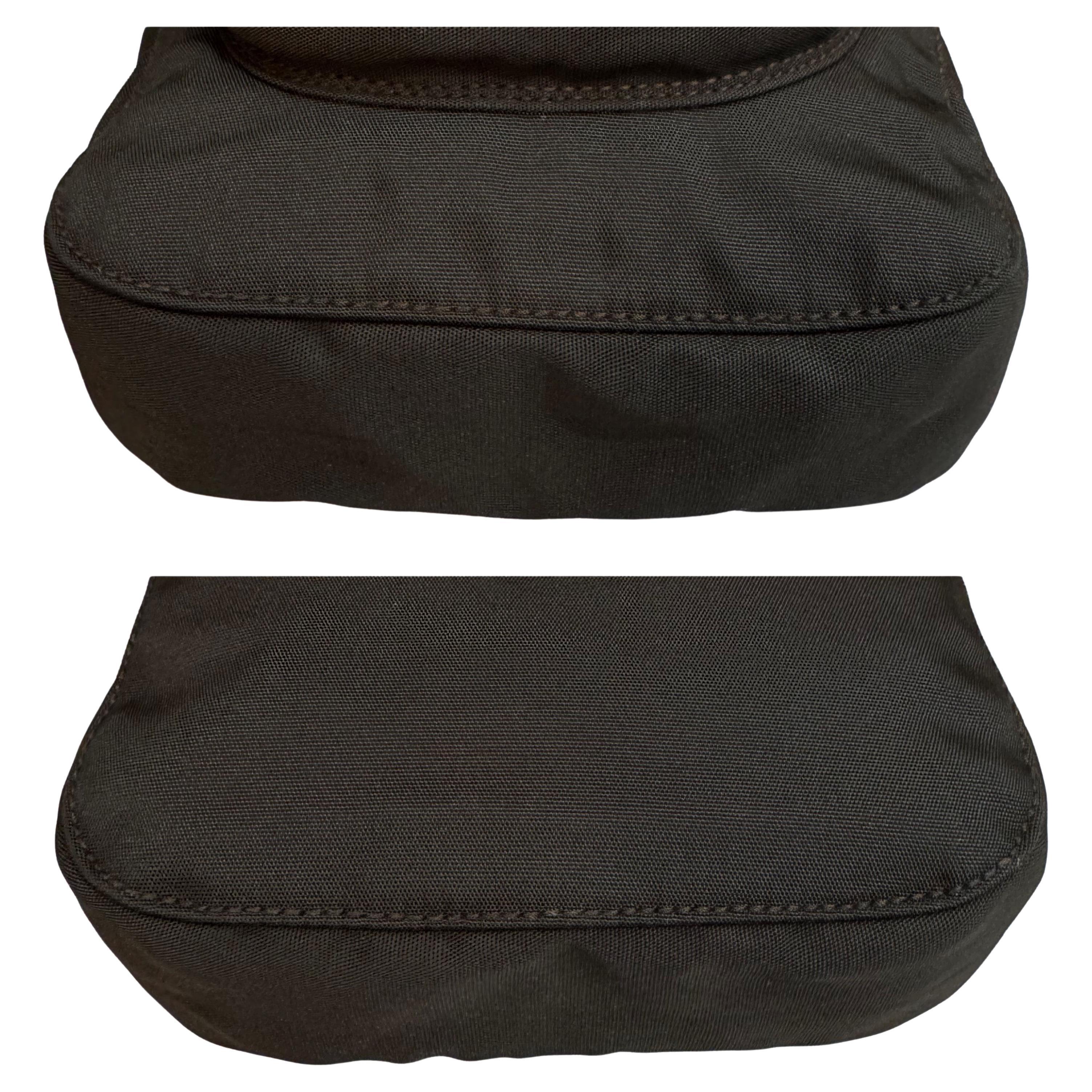 2000s Vintage GUCCI Canvas Messenger Bag Chocolate Brown In Excellent Condition For Sale In Bangkok, TH