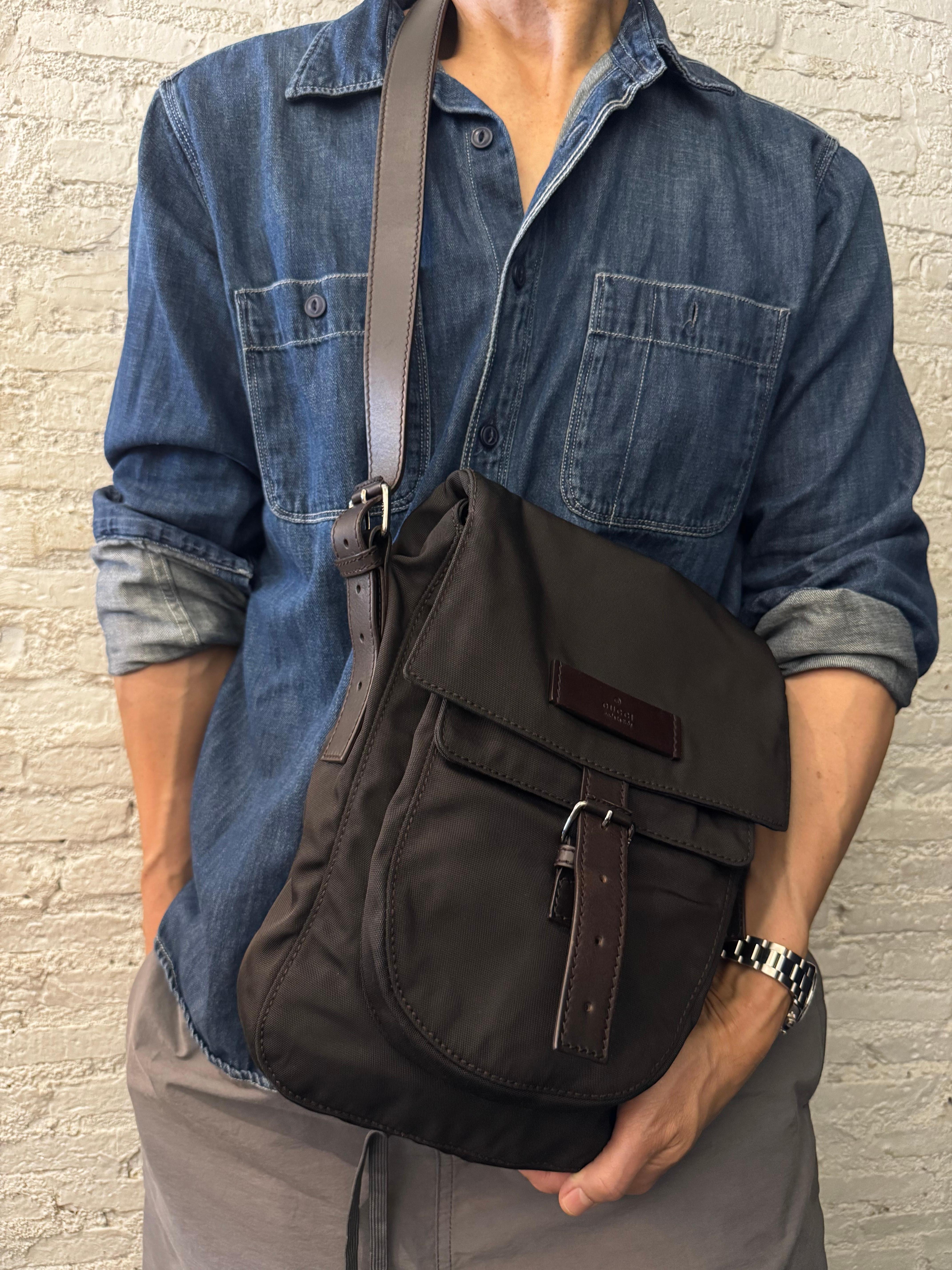 2000s Vintage GUCCI Canvas Messenger Bag Chocolate Brown For Sale 3