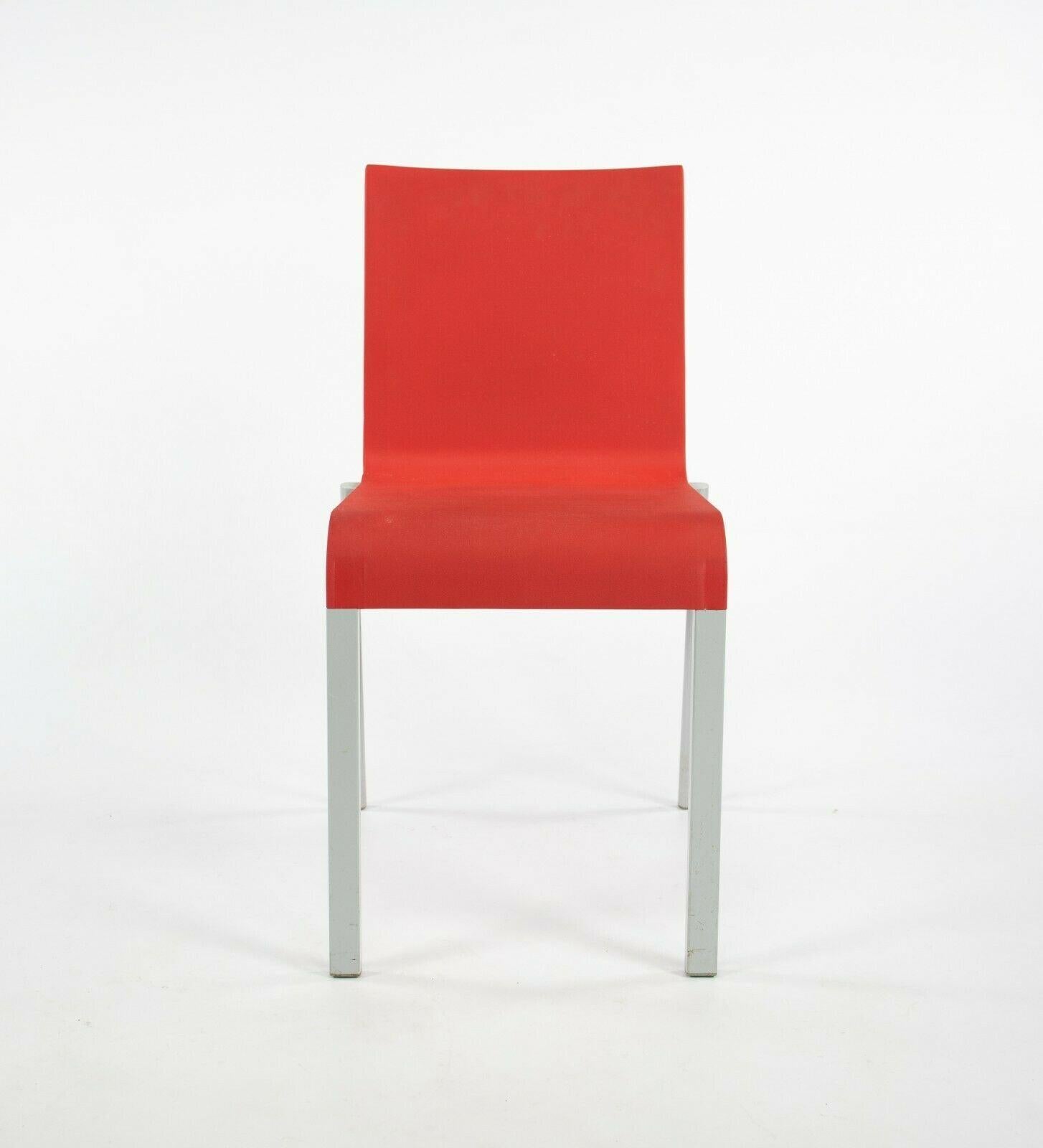 Les chaises empilables rouges Vitra .03 de Maarten Van Severen sont proposées à la vente en plusieurs exemplaires (nous en avons plusieurs disponibles, mais le prix indiqué est celui de chaque chaise). Il s'agit de la première chaise industrielle de